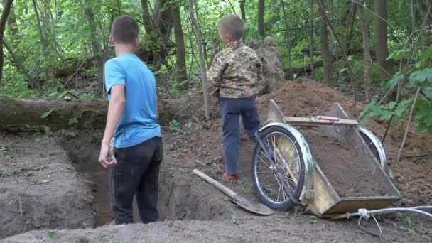 地面にシャベルの溝を掘る子供たち — ストック動画