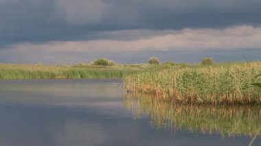 Göller üzerinde fırtına bulutlar sazlık ile