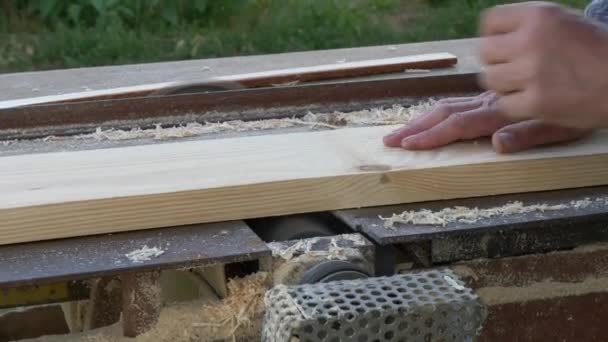 Man Schaeren Een Board Een Houtbewerkingsmachine — Stockvideo