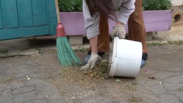 Limpar Área Pátio Mulher Varrendo Asfalto — Vídeo de Stock