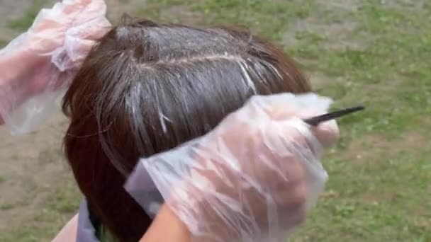 Vrouw Aanbrengen Van Haarverf Haar Hoofd Met Een Borstel — Stockvideo