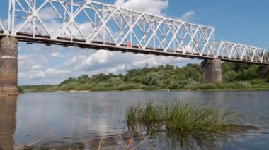 Yaz aylarında nehir demiryolu Köprüsü