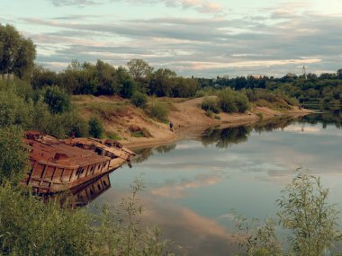 Gomel, Belarus eski paslı metal nehir mavna defne üzerinde