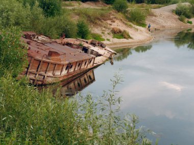 Gomel, Belarus eski paslı metal nehir mavna defne üzerinde