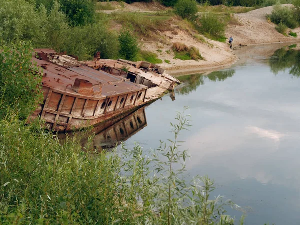Gomel, Belarus eski paslı metal nehir mavna defne üzerinde
