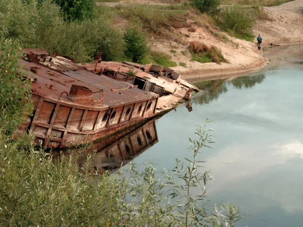 Gomel, Weißrussland alter rostiger Metallkahn auf der Bucht — Stockfoto