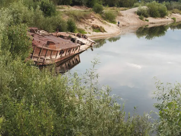 Gomel, Weißrussland alter rostiger Metallkahn auf der Bucht — Stockfoto