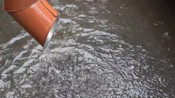 Abflussrohr Regen Wasser Fließt Eine Pfütze — Stockvideo