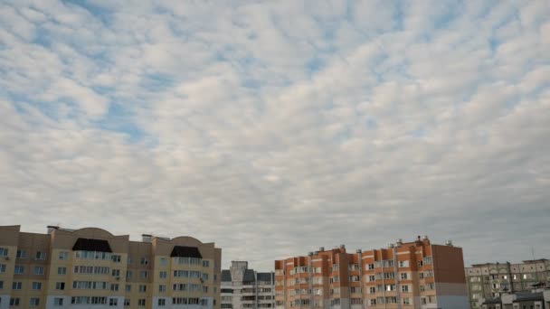 Λευκά Σύννεφα Επιπλέουν Στον Απογευματινό Ουρανό — Αρχείο Βίντεο