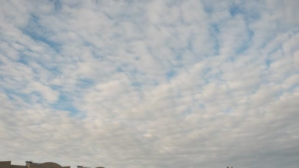 Białe Chmury Pływaka Wieczornym Niebie — Wideo stockowe