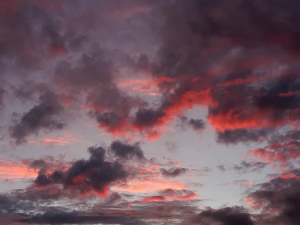 Véres fenyegető felhők naplementekor este — Stock Fotó