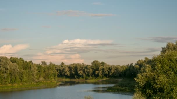 ゴメル ベラルーシの雲は夕方に湖の上に浮かぶ — ストック動画