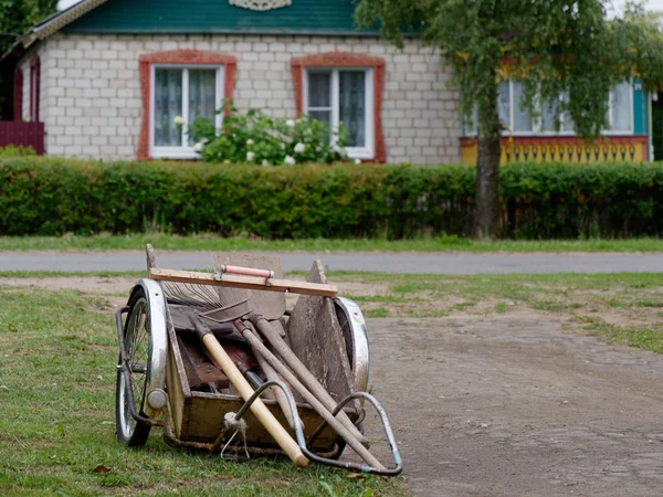 Attrezzi da giardino caricati in una carriola nel villaggio — Foto Stock