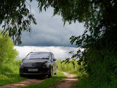 Gomel, Belarus-11 Temmuz 2019: siyah Citroen Grand Picasso bir orman yolunda park etti