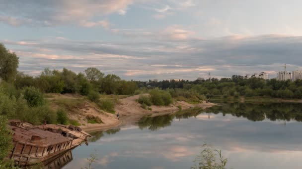 Gomel Nubes Belares Flotan Sobre Lago Por Noche — Vídeo de stock