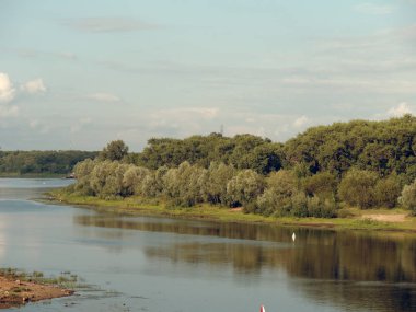 Yaz, yatay, nehir ve bulutlar gökyüzünde