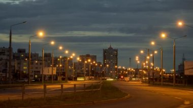 Gomel, Belarus bulutlar akşamları gölde yüzen