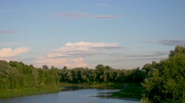 Gomel, Belarus bulutlar akşamları gölde yüzen