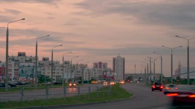 Gomel, Belarus trafik otomatik trafiği gece karayolu üzerinde