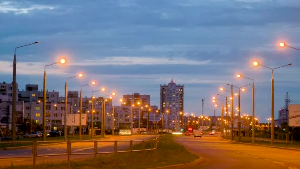 Gomel Tráfico Belarus Tráfico Automóviles Carretera Por Noche — Vídeo de stock