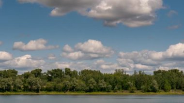 Gomel, Belarus bulutlar akşamları gölde yüzen