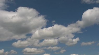 Gomel, Belarus bulutlar akşamları gölde yüzen