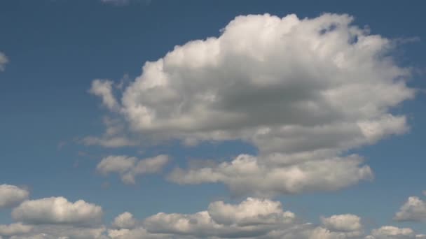 Gomel Nubes Belares Flotan Sobre Lago Por Noche — Vídeos de Stock