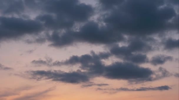Gomel Nubes Belares Flotan Sobre Lago Por Noche — Vídeos de Stock