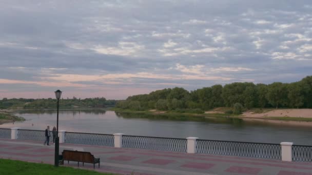 ゴメル ベラルーシの雲は夕方に湖の上に浮かぶ — ストック動画