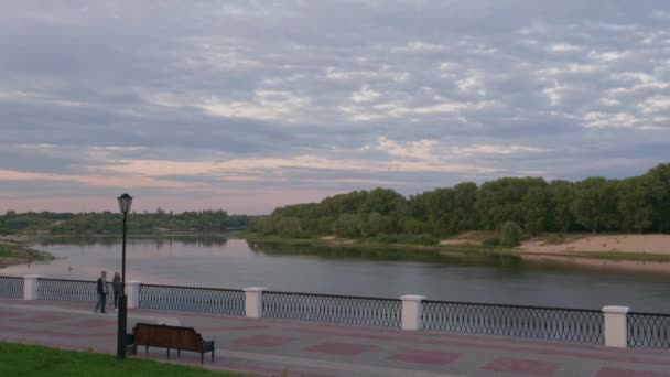 Gomel Nubes Belares Flotan Sobre Lago Por Noche — Vídeos de Stock