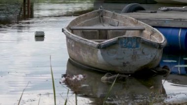 Yat özel bir palamar içinde demirli