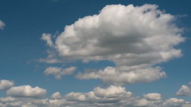 bulutlar akşamları gölde yüzen 2019