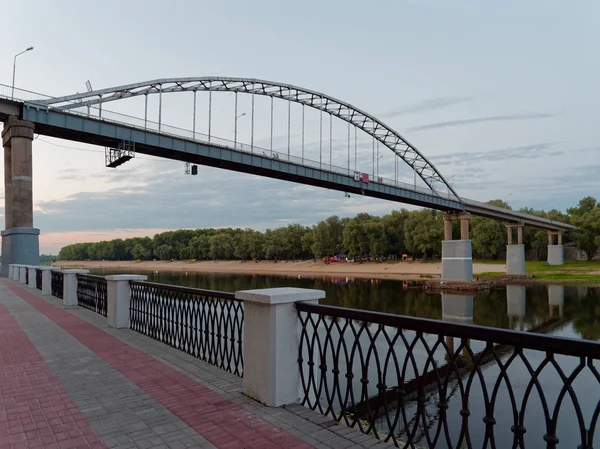 Gomel, Białoruś-13 lipca 2019: nasypu miasta wieczorem — Zdjęcie stockowe