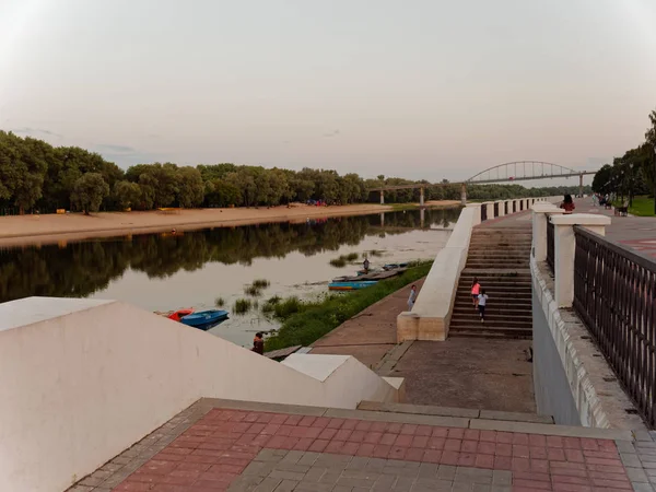 Gomel, Vitryssland-13 juli 2019: banvallen i staden på kvällen — Stockfoto