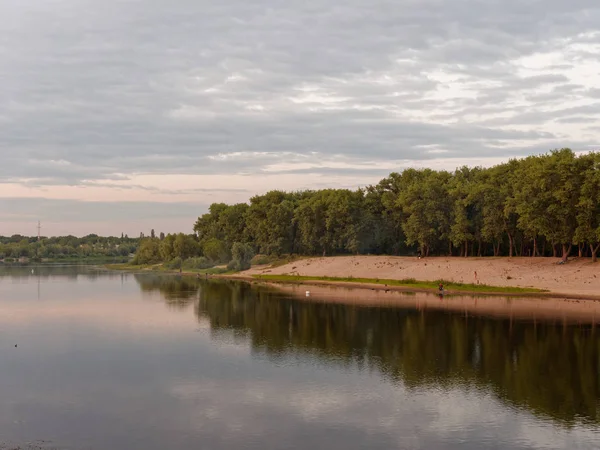 GOMEL, BELARUS - 13 de julho de 2019: o dique da cidade à noite — Fotografia de Stock