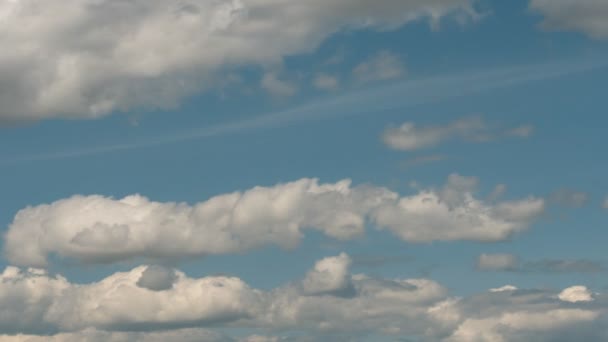 Bulutlar Akşamları Gölün Üzerinde Yüzen — Stok video