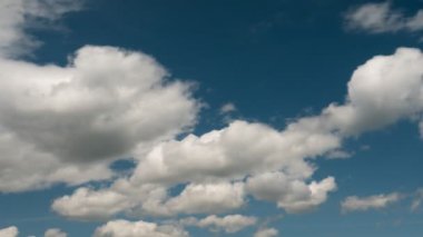 bulutlar akşamları gölün üzerinde yüzen