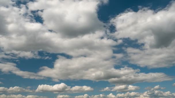 雲は2019年の夕方に湖の上に浮かぶ — ストック動画