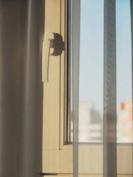 Moldura de janela de madeira com alça. janela do apartamento — Fotografia de Stock
