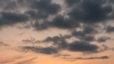 Gomel, Belarus bulutlar akşamları gölde yüzen