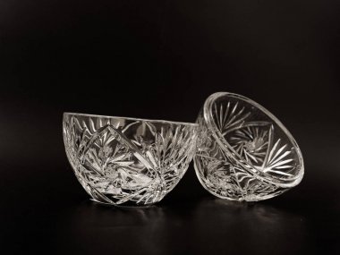 siyah arka planda kristal cam kutusu