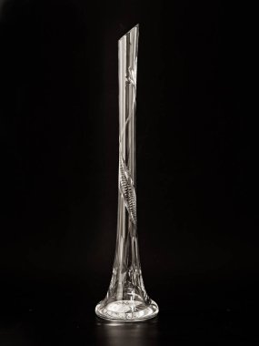 siyah arka planda kristal cam vazo