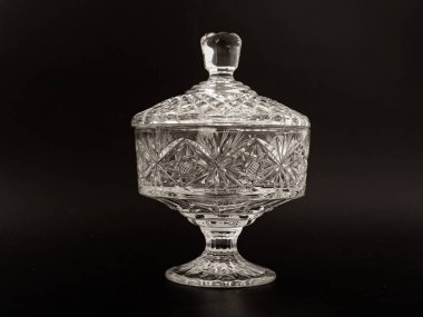 siyah bir arka planda kristal cam şeker kase