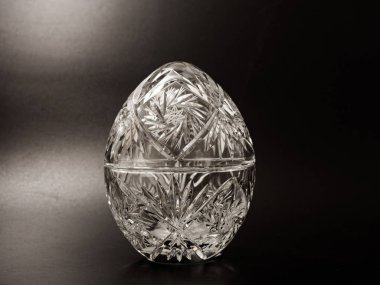 siyah arka planda kristal cam kutusu