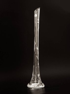 siyah arka planda kristal cam vazo