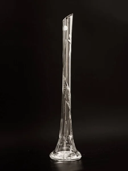 黒い背景にクリスタルガラスの花瓶 — ストック写真