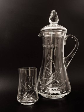 siyah arka plan üzerinde kristal cam sürahi 2019 şarap