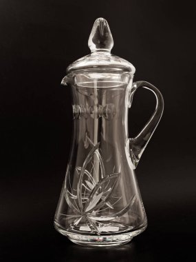 siyah arka plan üzerinde kristal cam sürahi 2019 şarap