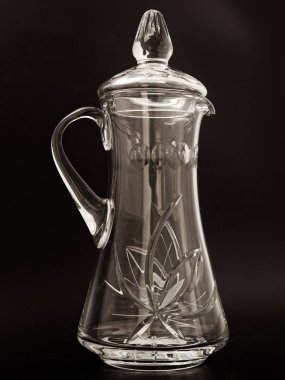 siyah arka plan üzerinde kristal cam sürahi 2019 şarap