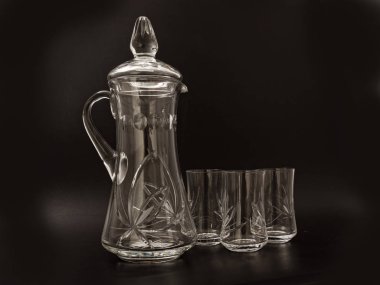 siyah arka plan üzerinde kristal cam sürahi 2019 şarap